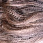 Cómo puedo evitar que mi cabello se vea opaco y sin brillo