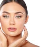 Cuáles son los productos de maquillaje indispensables para un look radiante