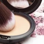 Es necesario utilizar un polvo traslúcido específico si ya se utiliza un polvo compacto o suelto para fijar el maquillaje