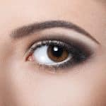 Es recomendable utilizar sombras en crema como base en todo tipo de maquillaje de ojos o hay casos en los que no se recomienda