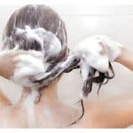 Utiliza champús y acondicionadores adecuados para tu tipo de cabello