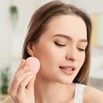 Utilizar una pre-base de maquillaje para alisar la piel y crear una superficie uniforme