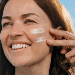 Cómo aplicar correctamente el protector solar en el rostro y el cuerpo